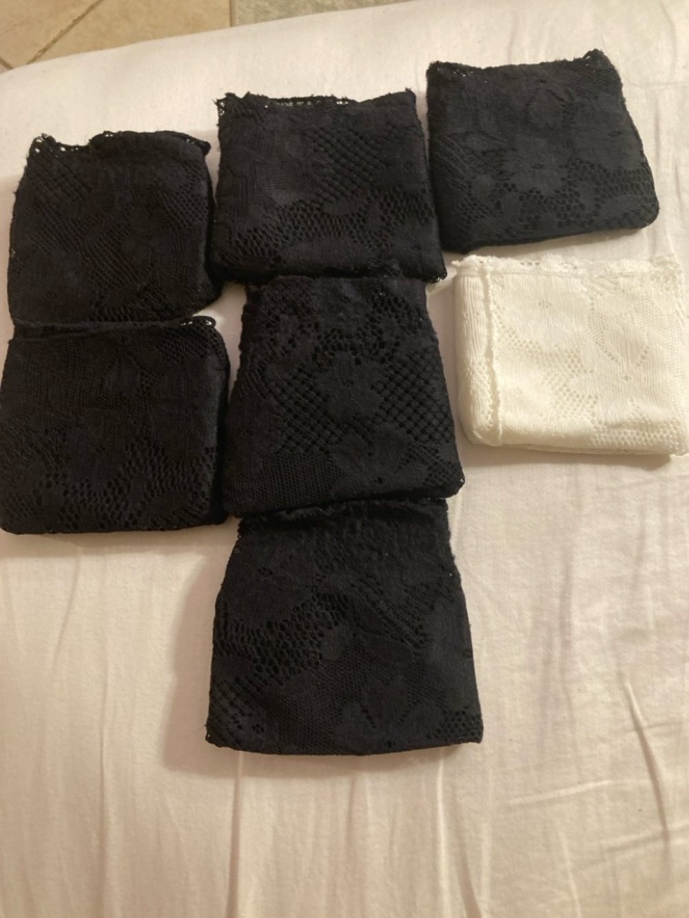 7 Pairs of MeMoi Black and White Floral Lace Slouch Crew Socks - Picture 2 of 8